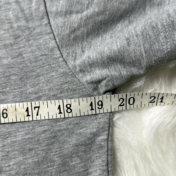 Friends Holiday T-shirt Size Medium - Picture 4 of 6